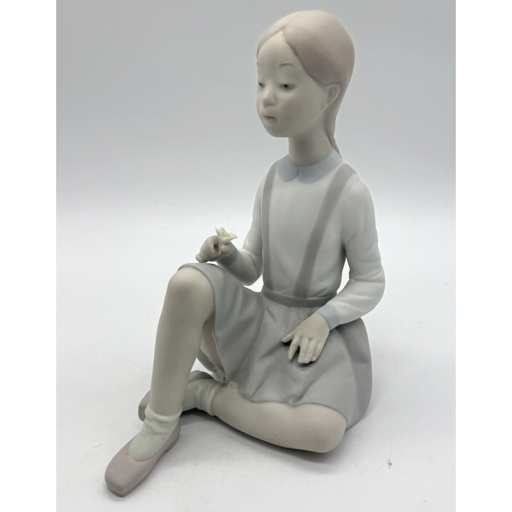 Llandro Girl Figurine Sitting‎ with Flower Matte Pastel Bisque Home Decor Art